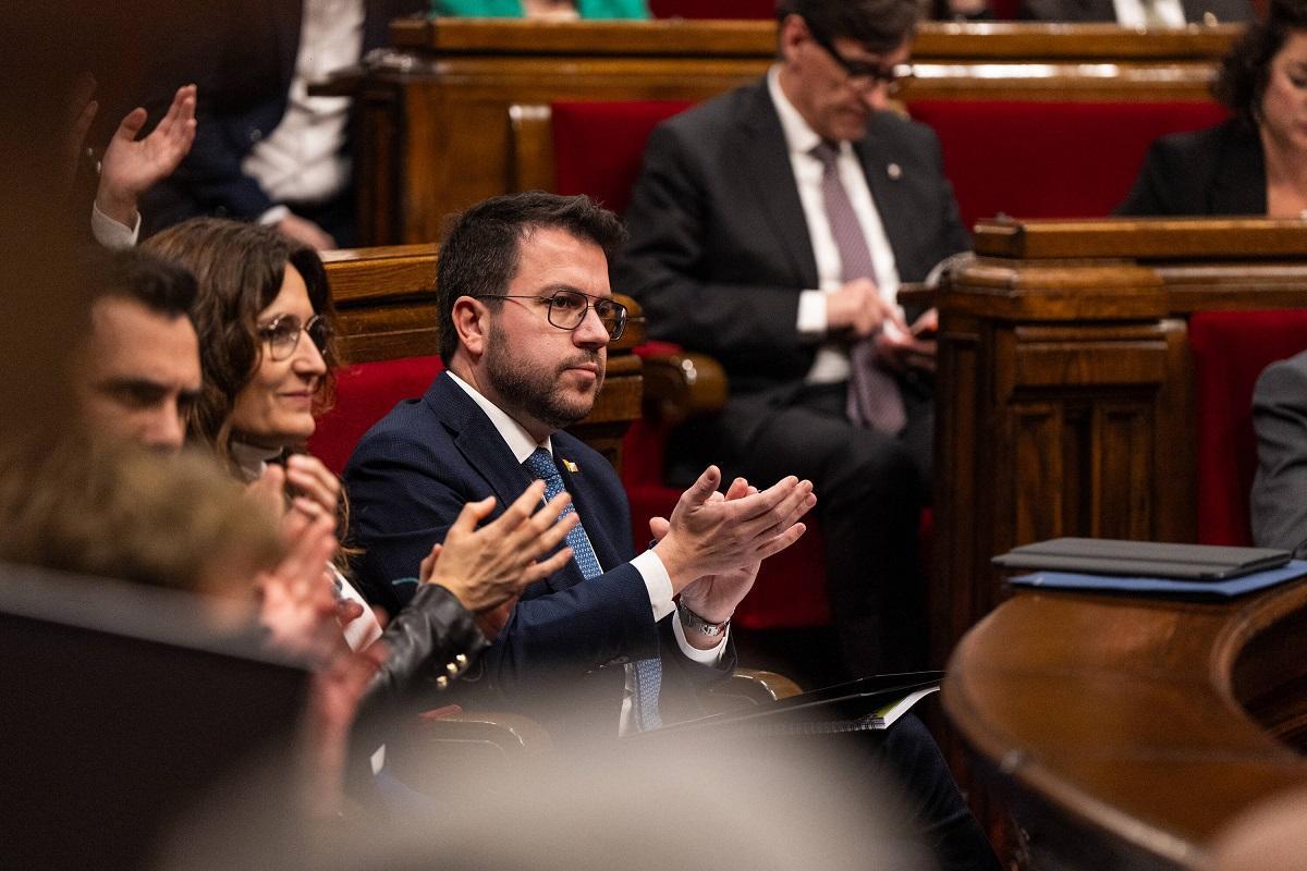 El president Pere Aragonès y la vicepresidenta Laura Vilagrà, en el Parlament, con Salvador Illa en la bancada de atrás