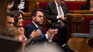 El president Pere Aragonès y la vicepresidenta Laura Vilagrà, en el Parlament, con Salvador Illa en la bancada de atrás