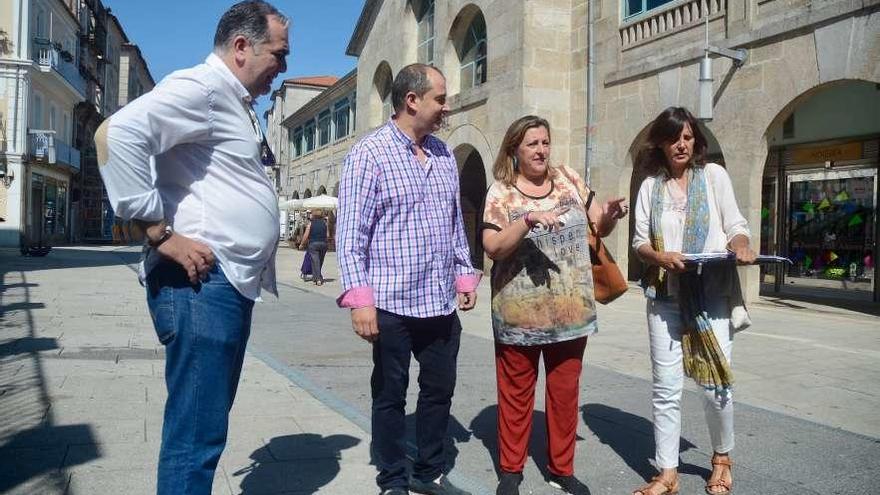 La concelleira Yoya Blanco (centro) con representantes de los vendedores, ayer en la calle Sierra. // R.V.