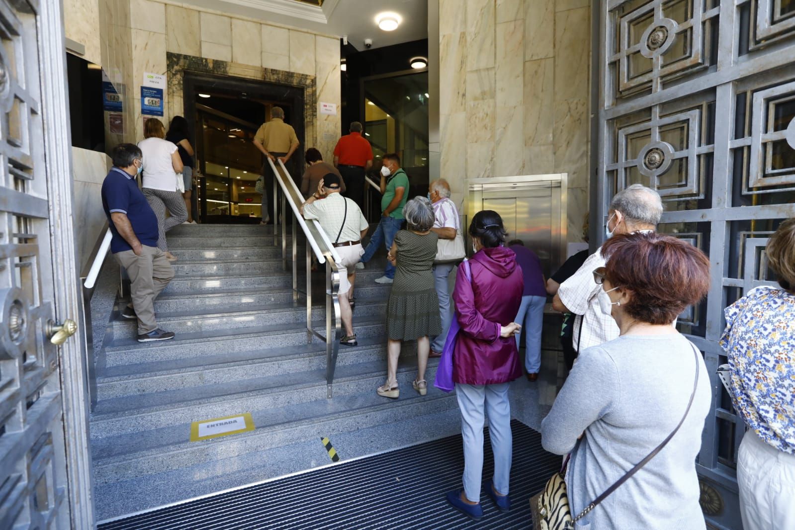 Colas en el Banco de España en Zaragoza