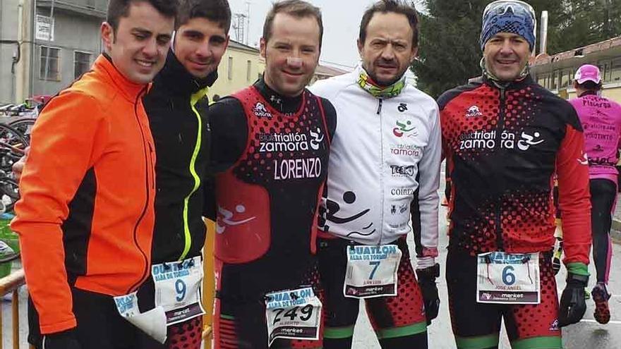 Los deportistas del Triatlón Zamora posan para las cámaras.