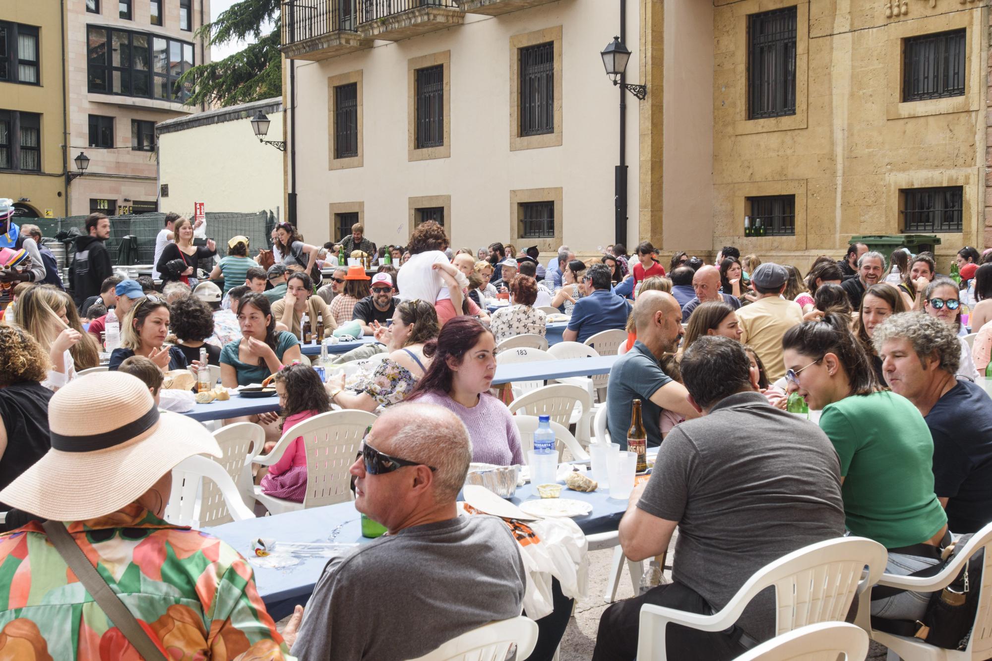 El Antiguo recupera su comida en la calle tres años después