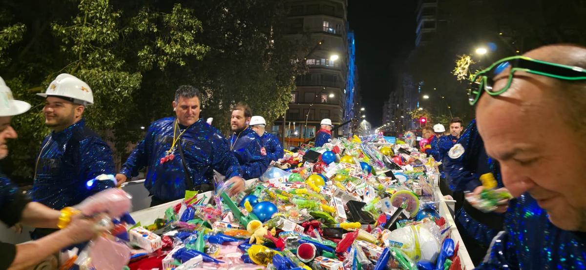 El Entierro de la Sardina aporta el componente más lúdico y transgresor, con un desfile nocturno que mezcla sátira, mitología y espectáculo.