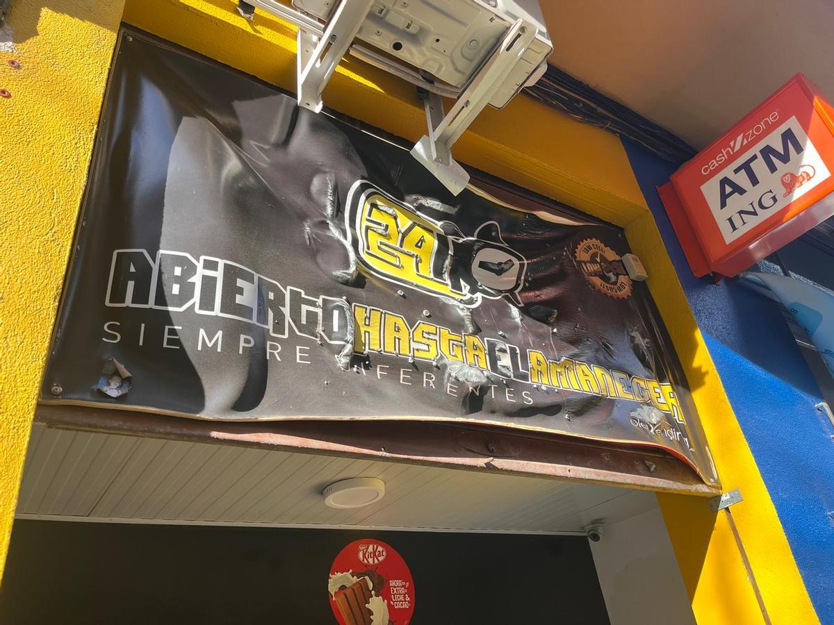 Un incendiario siembra el caos en Patraix al quemar 18 contenedores y más de una treintena de vehículos