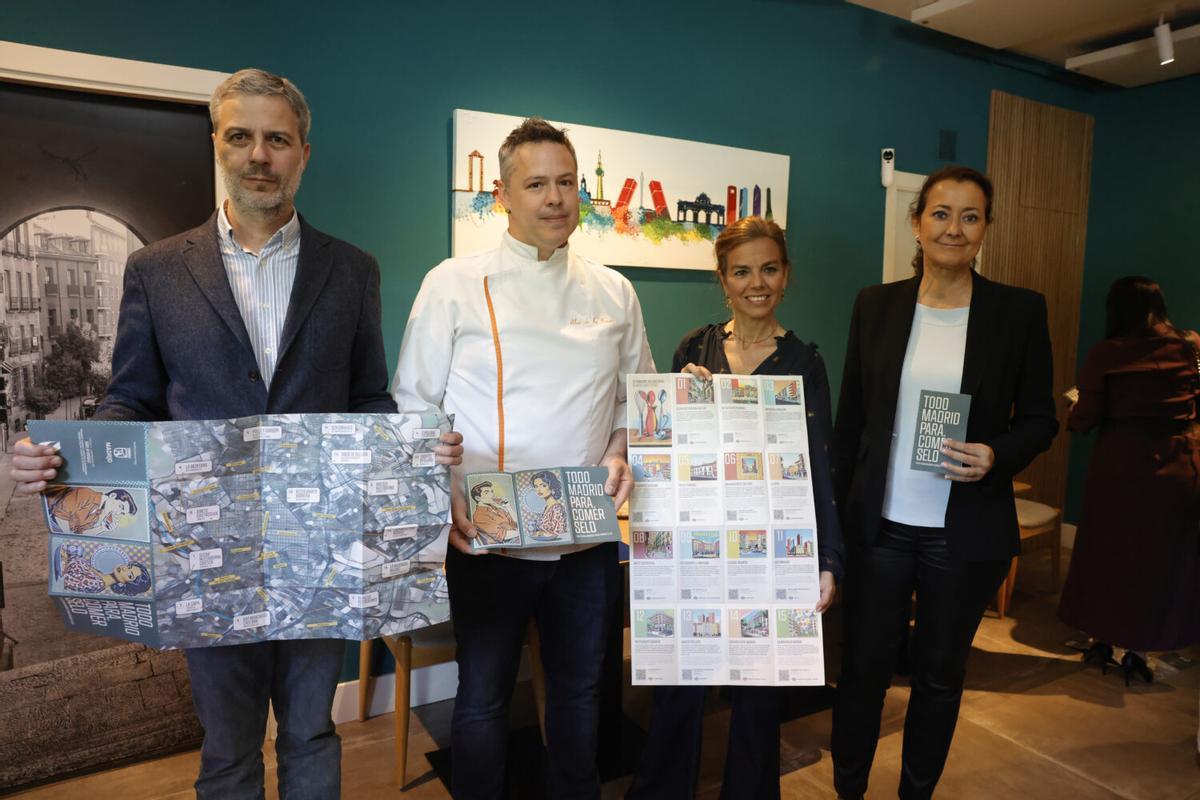 Almudena Maíllo y Lola Navarro, junto a Rogelio Enríquez Casasnovas y Álex, de IN-PULSO, durante la presentación del mapa ‘Todo Madrid para comérselo’.