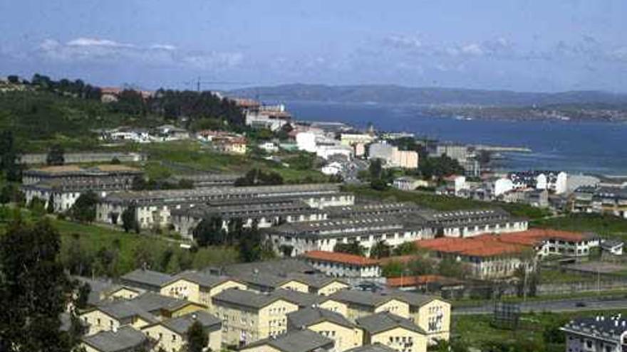 Vista general de la fábrica de armas, con el barrio de Palavea en primer término.