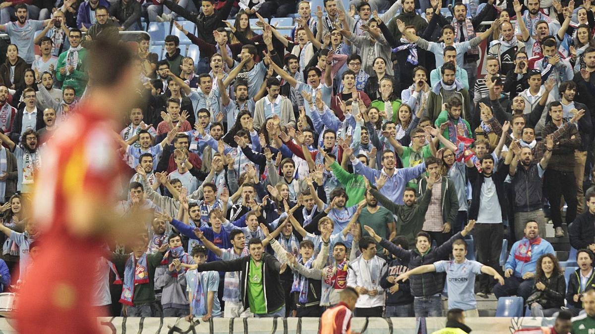 Público animando al Celta en un partido disputado en el estadio de Balaídos, con restricciones desde el 22 de febrero de 2020. |  // JOSÉ LORES