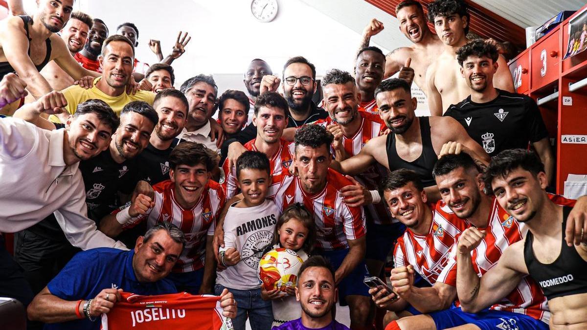 Los jugadores del Don Benito celebran la victoria en su vestuario.