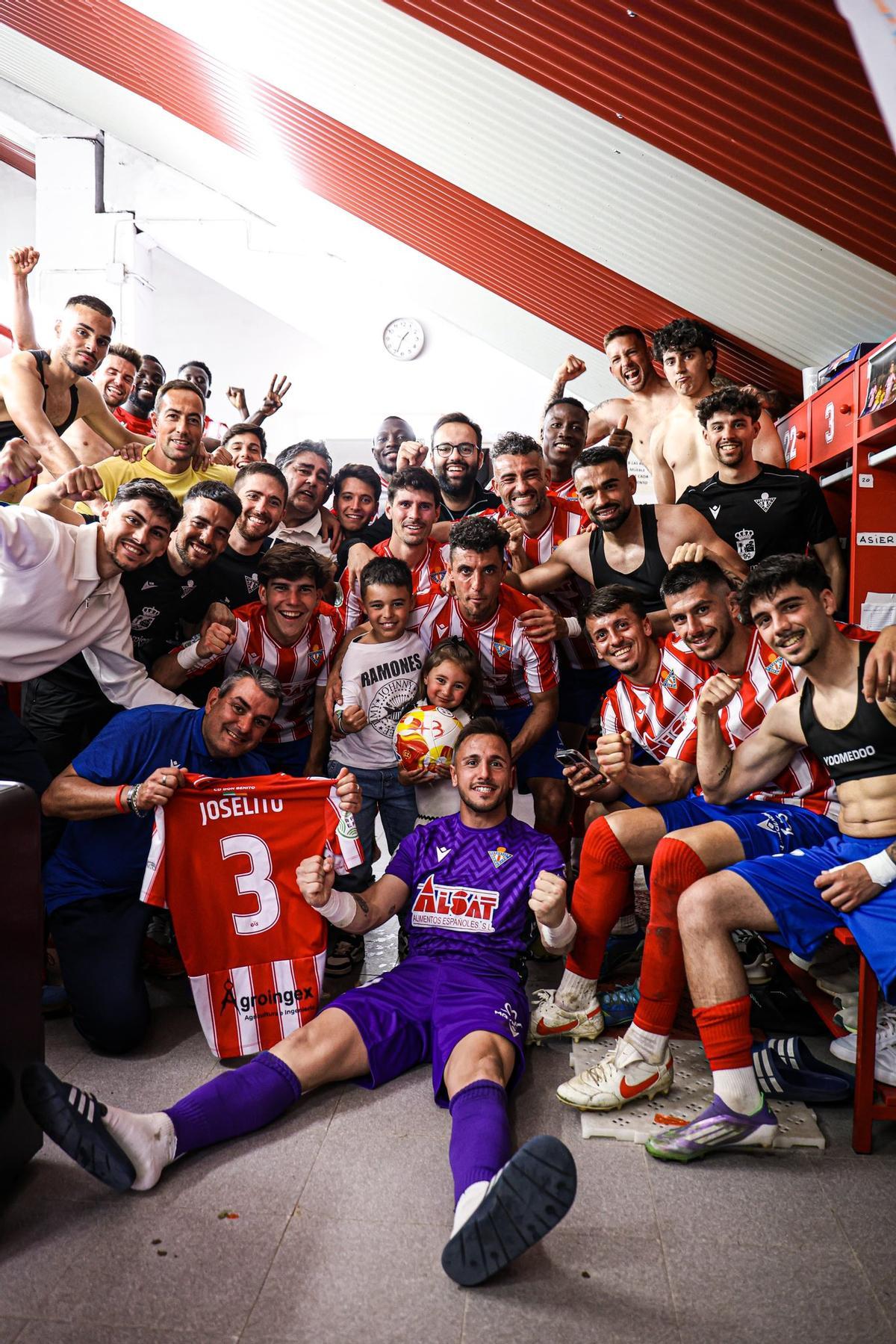 Los jugadores del Don Benito celebran la victoria en su vestuario.