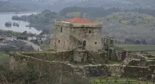 La torre medieval entre vides salvada del olvido