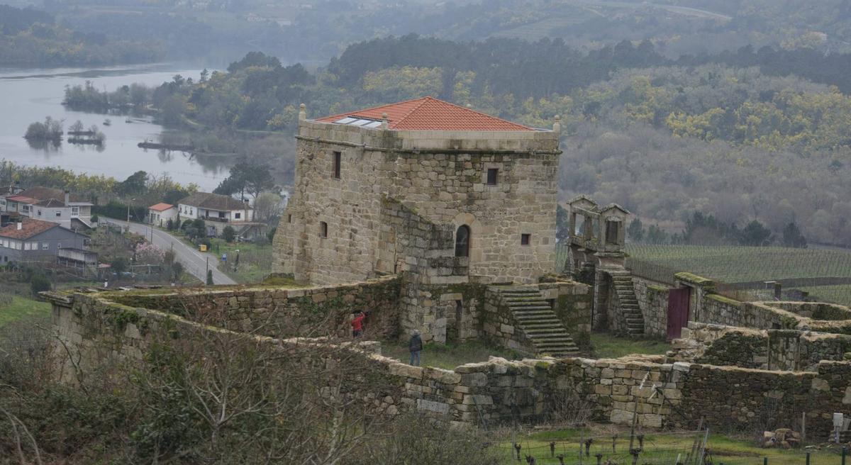 La Torre do Olivar domina el paisaje en medio del viñedo, en la ribera del Miño.