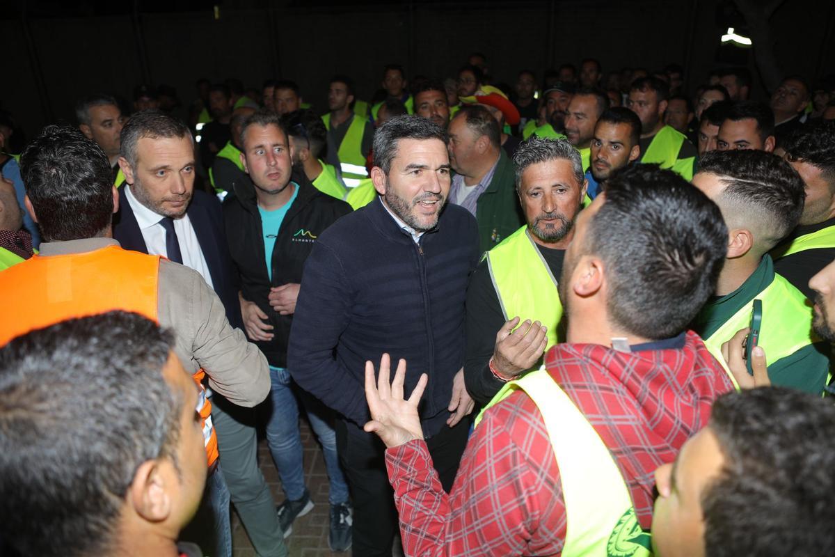 Agricultores rodean a diputados del PP en la Asamblea Regional