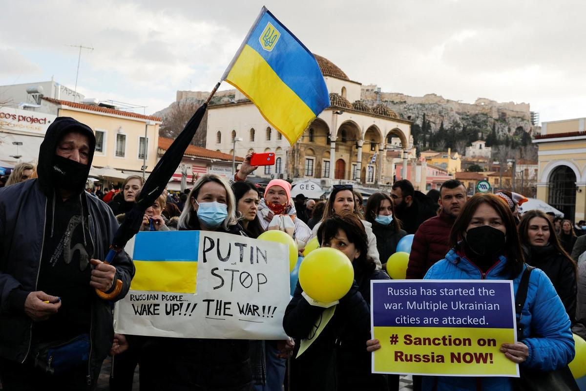 Ukrainians living in Greece take part in a protest against Russias military operation in Ukraine