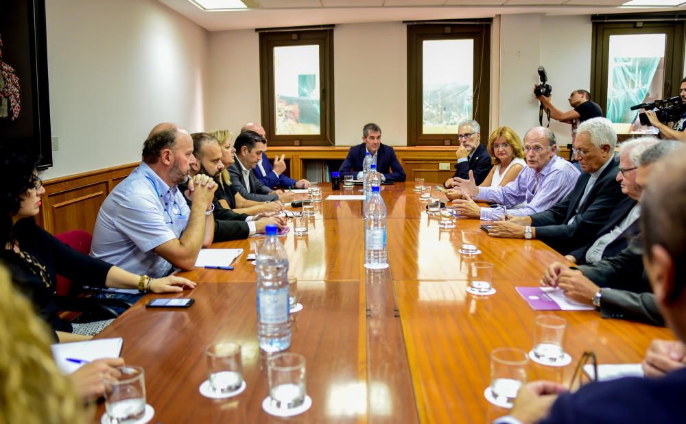 El presidente del Gobierno de Canarias, Fernando ...