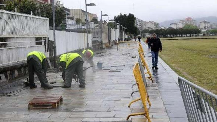 Obras de reparación del paseo marítimo de Vilagarcía.  // Noé Parga