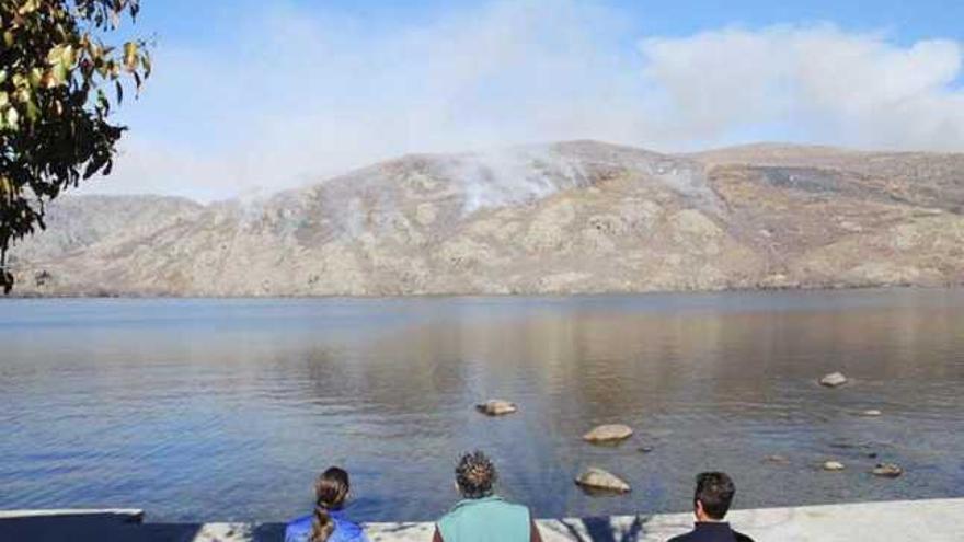Tres turistas contemplan el Lago de Sanabria.