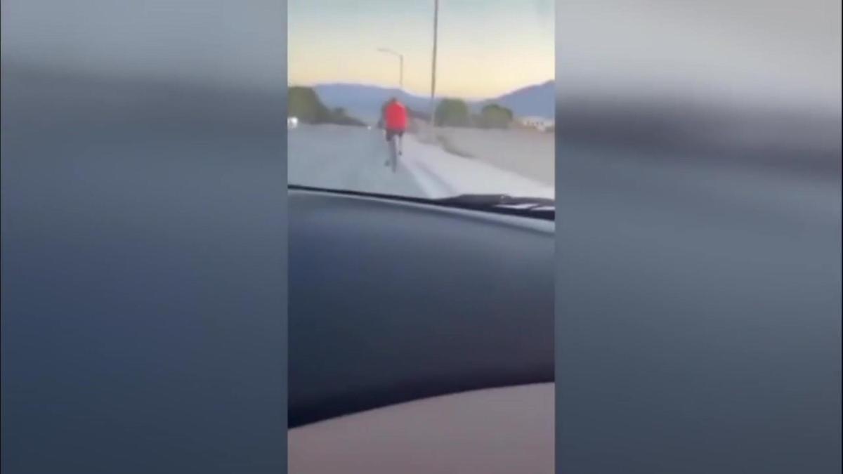 Roban un vehículo y graban el atropello intencionado a un ciclista en Las Vegas