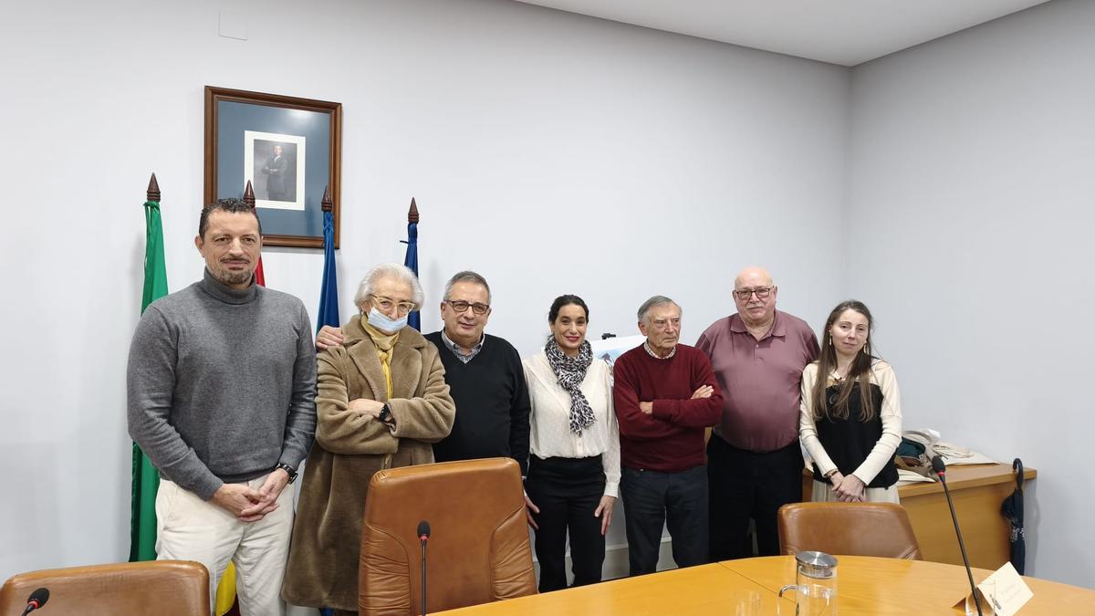 Por la izquierda, Eloy Alonso (alcalde de Castrillón); Laura González, Alejandro Ferrer, Sandra Manteca, Laureano Rivas, Juan Requena y Ana Fernández.