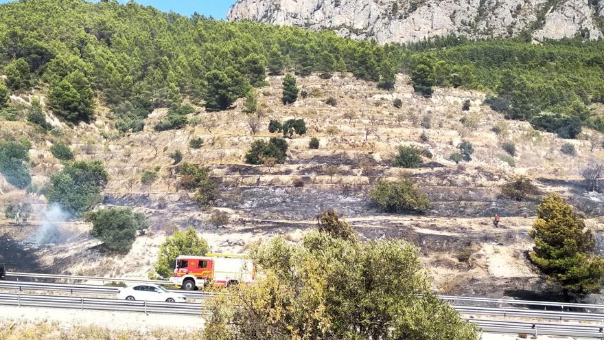 Extinguido el incendio forestal junto a la AP-7 en Benissa que amenazaba la Serra d&#039;Oltà