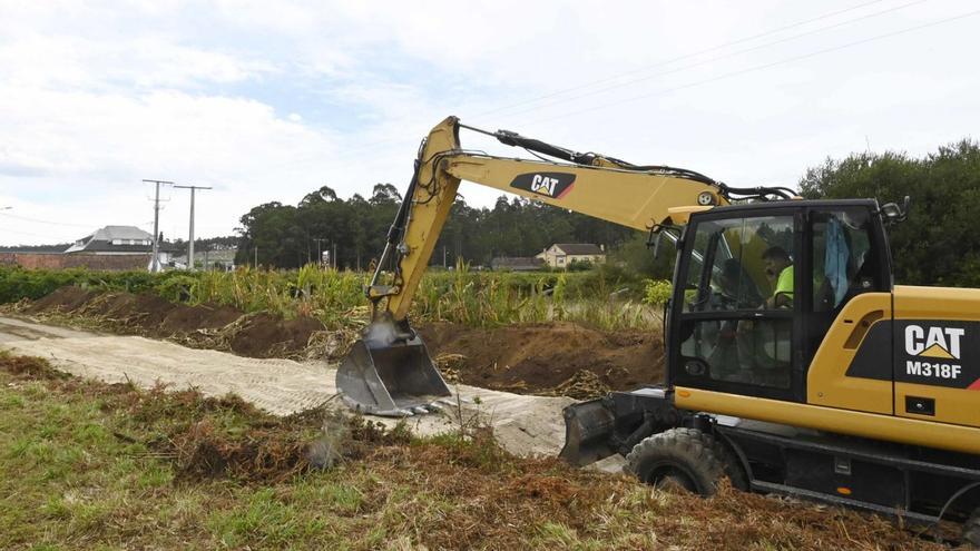 Obras de la apertura de uno de los viales de la parcelaria en Tremoedo en el año 2022.