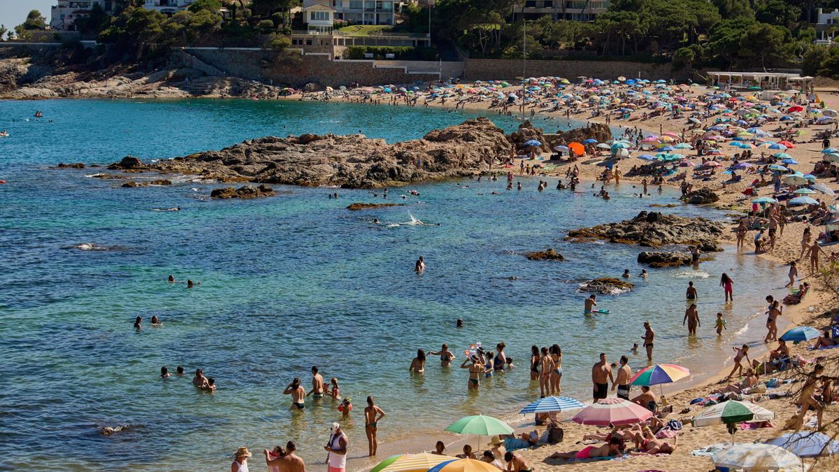 La platja de Sa Conca plena de banyistes durant l’onada de calor del passat mes de juny.