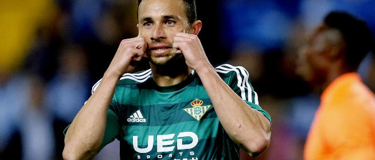 Rubén Castro celebra un tanto ante el Málaga en La Rosaleda.