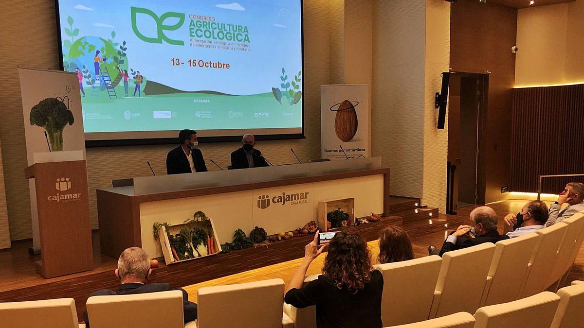 El consejero Antonio Luengo y el presidente del Consejo de Agricultura Ecológica, ayer durante la presentación del congreso.                                   | CARM