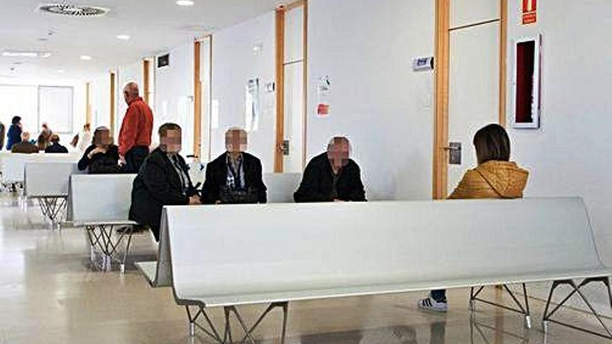 Pacientes esperan su turno en un centro de salud de Zamora.