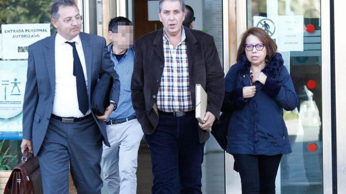 En el centro, sobre estas líneas, el exalcalde de l’Alcora Francisco J. Tomás Puchol, condenado por abusos.