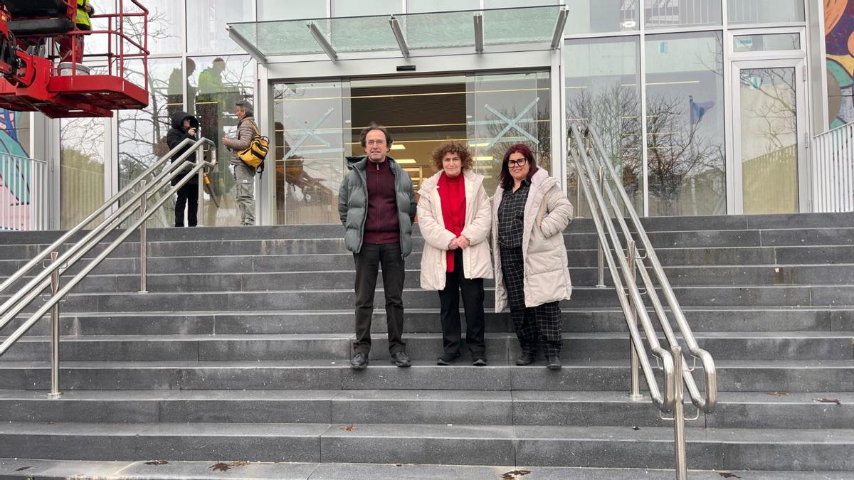 Xesús Domínguez, Goretti Sanmartín e Pilar Lueiro na entrada do complexo deportivo de Santa Isabel