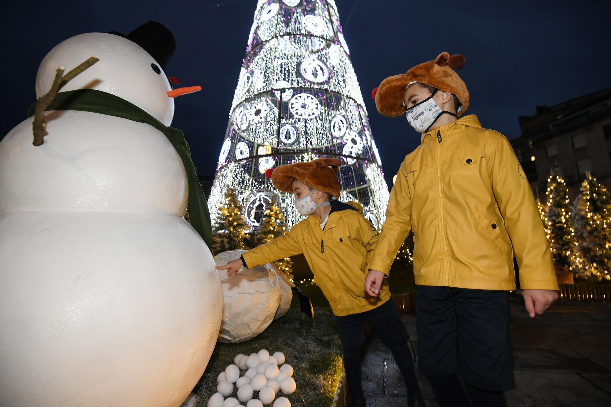 El poblado navideño llena de luz y color A Ferrería