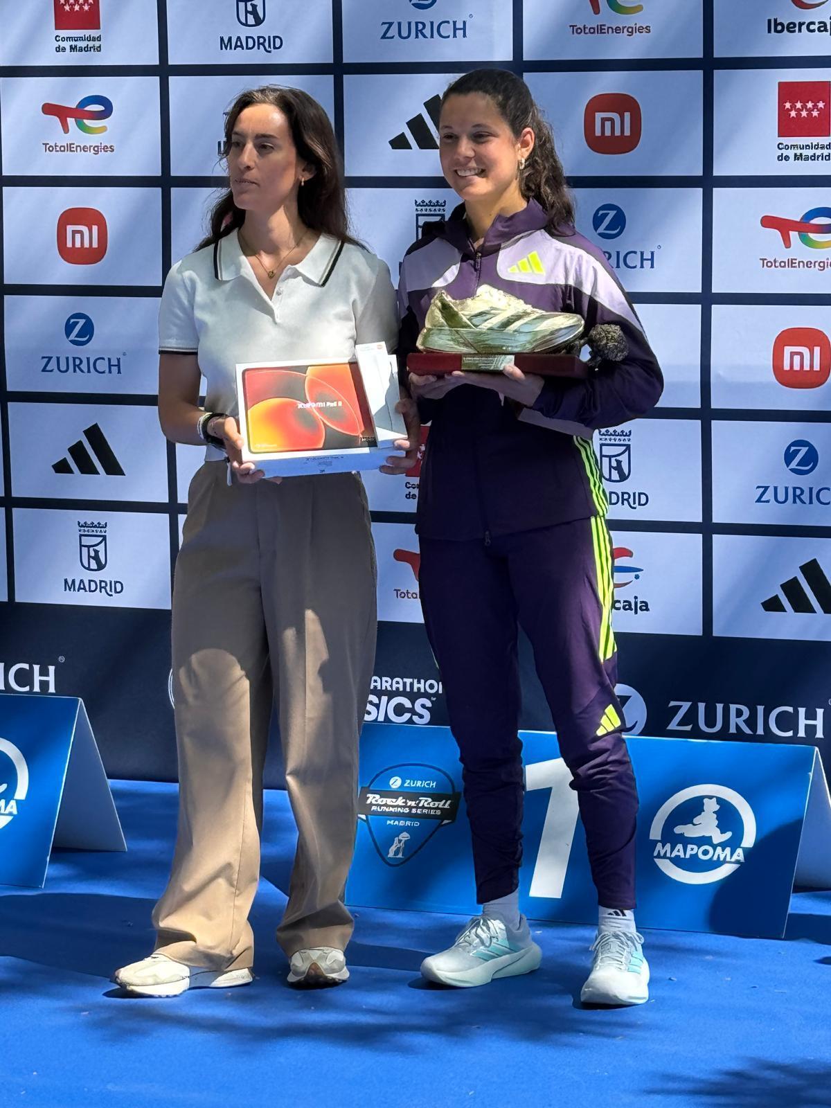 Isabel Barreiro, a la derecha, tras la prueba.