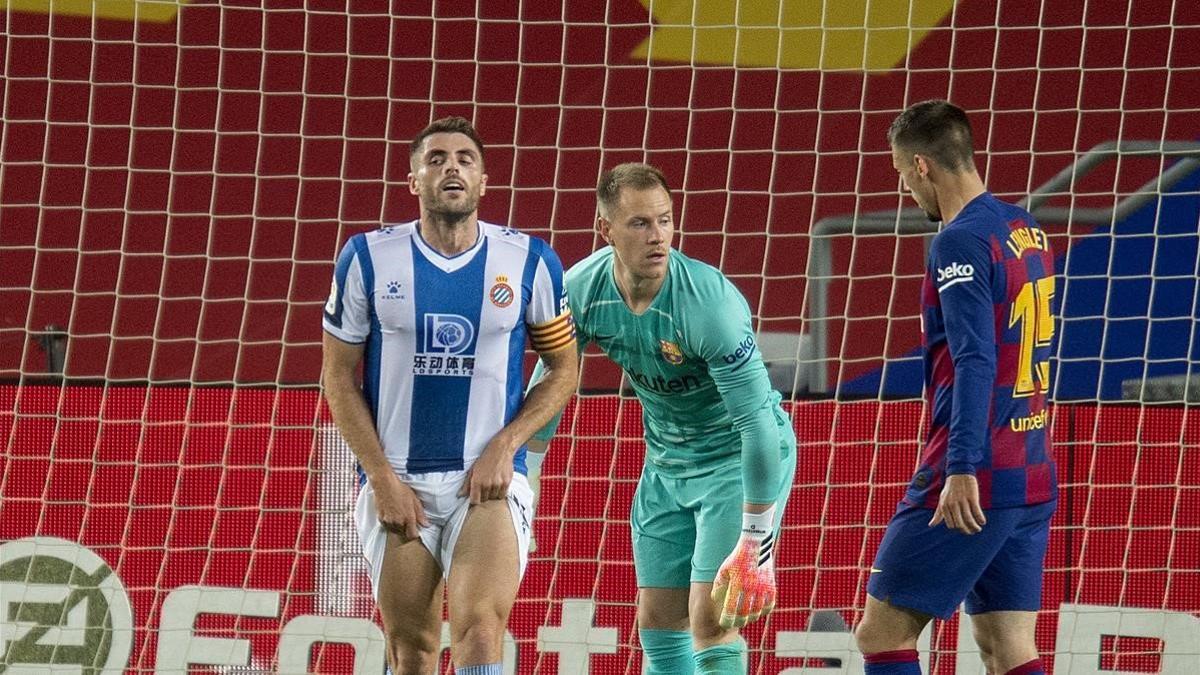 David López se lamenta de una ocasión ante Ter Stegen y Lenglet en el Camp Nou.