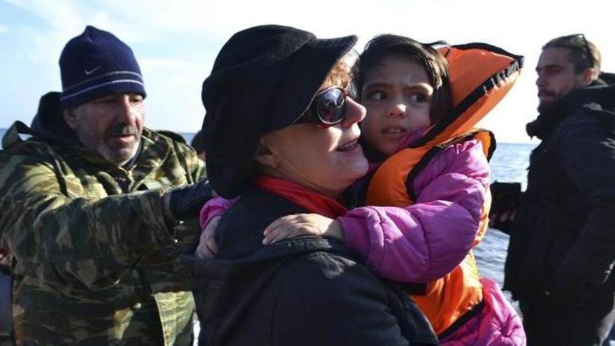 Susan Sarandon sostiene a uno de los niños refugiados. efe