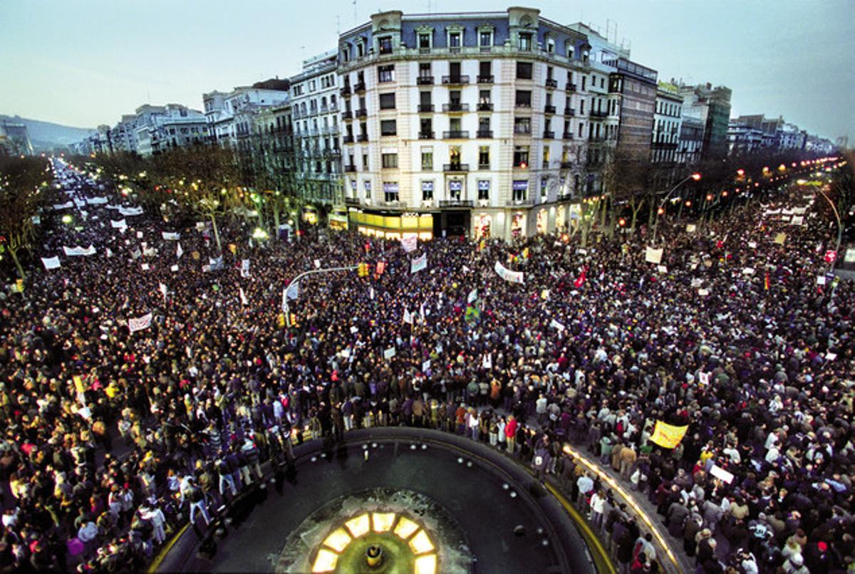 El 15 de febrero del 2003, la ciudad vivió la manifestación más multitudinaria hasta aquel momento: más de un millón de personas salieron a la calle para oponerse la inminente guerra de Irak. En la imagen, una multitud de barceloneses llenan el paseo de Gràcia y la Gran Via.