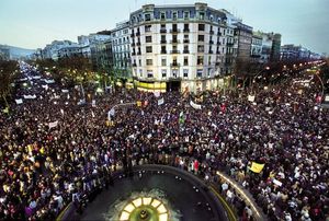 El 15 de febrer del 2003, la ciutat va viure la manifestació més multitudinària fins a aquell moment: més d’un milió de persones van sortir al carrer per oposar-se a la imminent guerra de l’Iraq. A la imatge, una multitud de barcelonins omplen el passeig de Gràcia i la Gran Via.