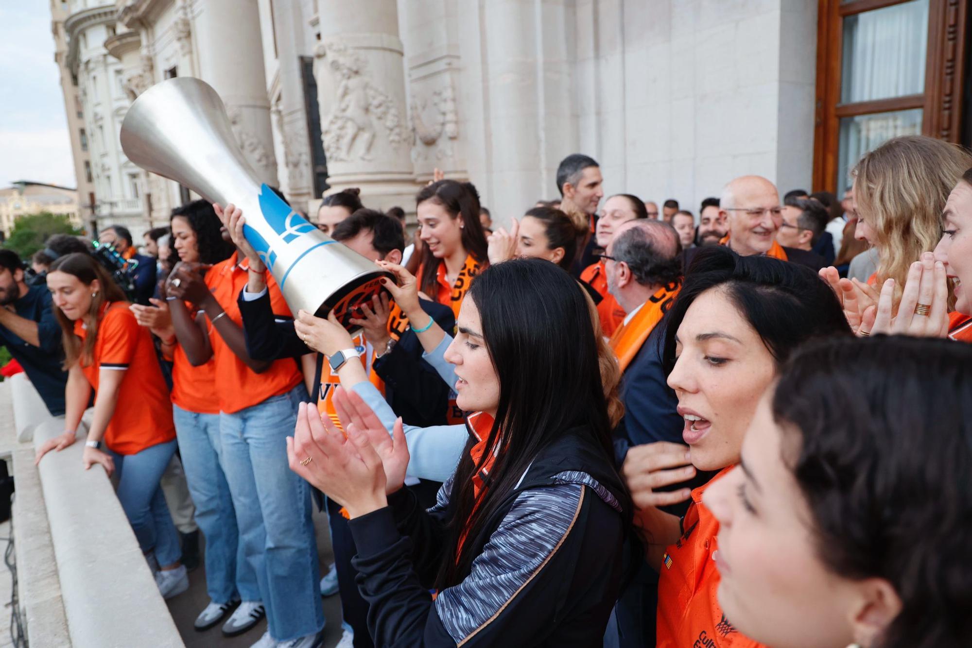 El Valencia Basket celebra en casa su triplete histórico