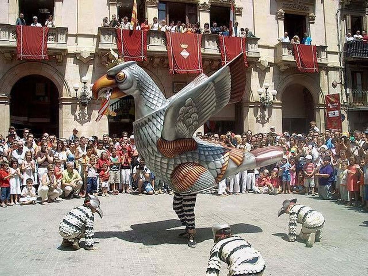 El actual 'Àliga' de Valls, bailando en la plaça del Blat de la capital del Alt Camp.