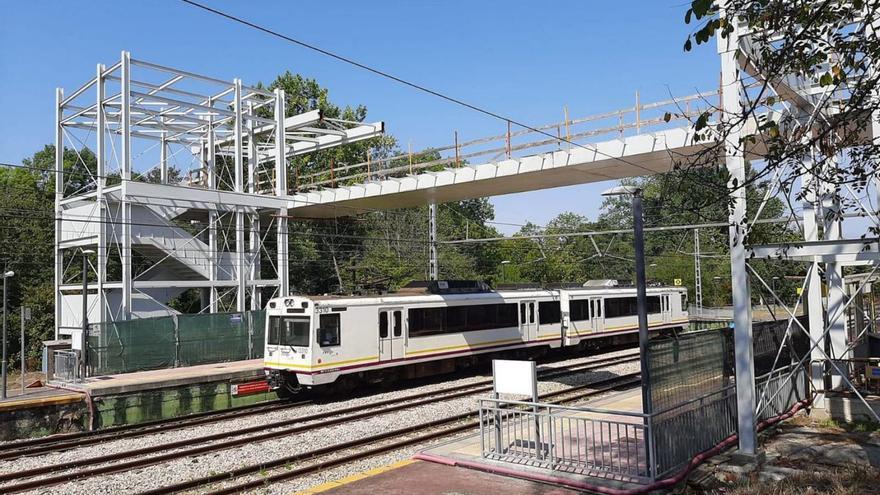 Un tren, bajo la estructura de la estación de la Pola que será derribada.