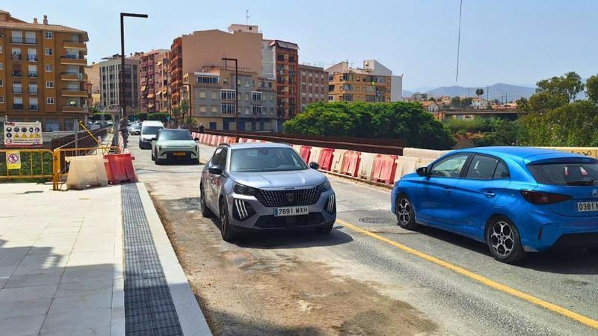 Los vehículos ya pueden circular por los dos carrioles del puente del Amadorio de La Vila