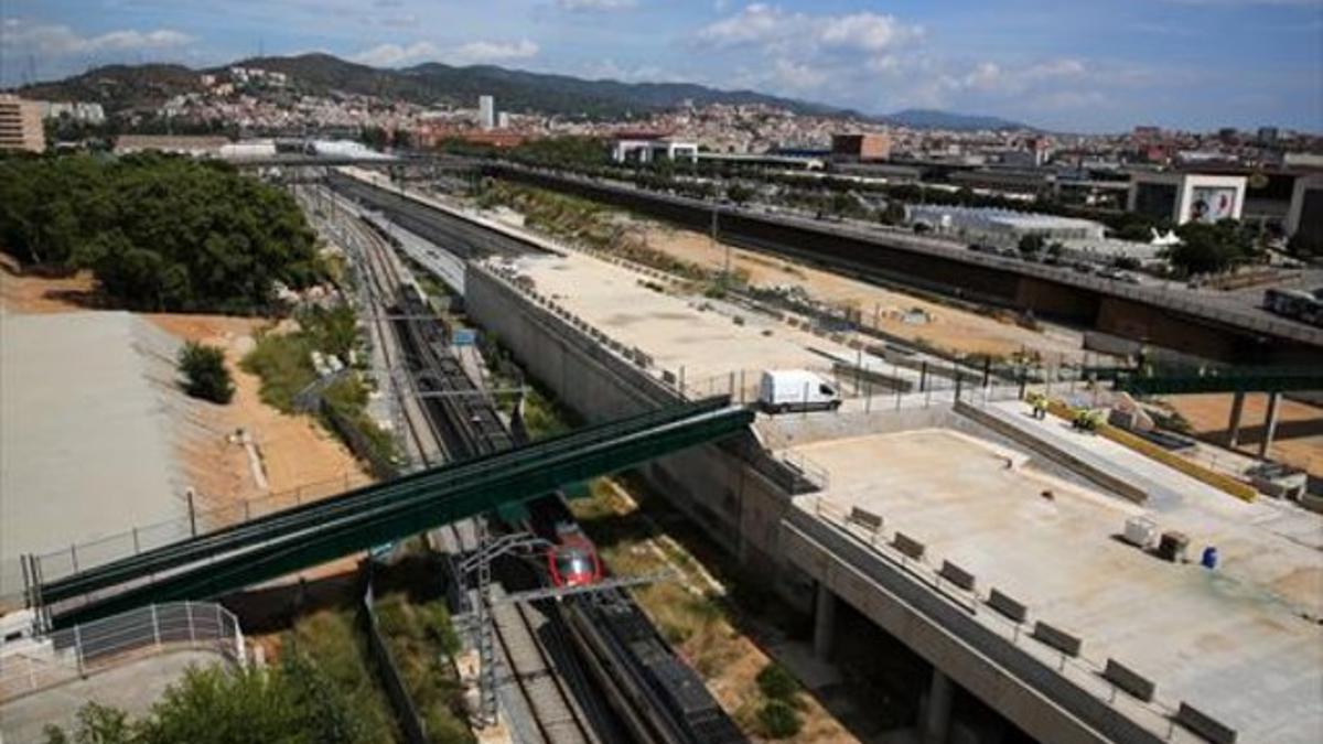 Pasarela provisional que salvará las obras paralizadas de la estación de Rodalies de Sant Andreu Comtal, ayer.