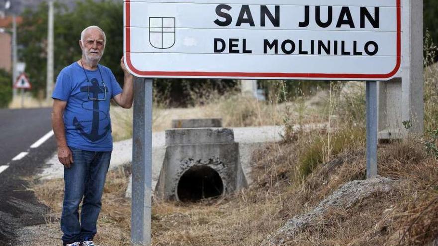 Andrés Herranz, alcalde de San Juan del Molinillo, localidad natal del fallecido por fiebre hemorrágica.