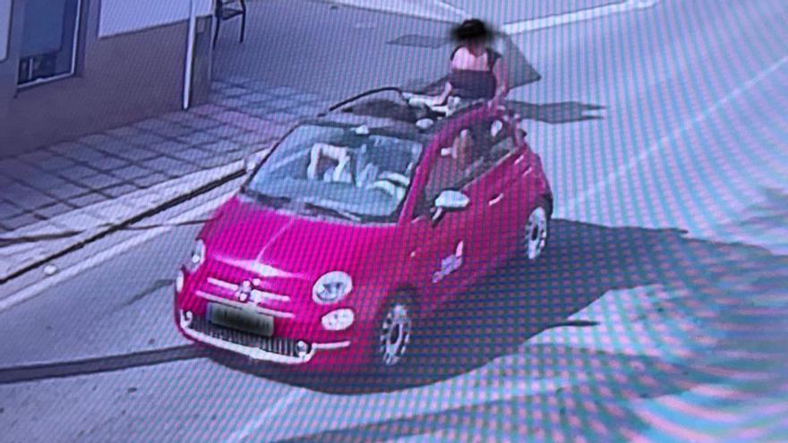 Viajan fuera de un descapotable por La Oliva y las cámaras los delatan