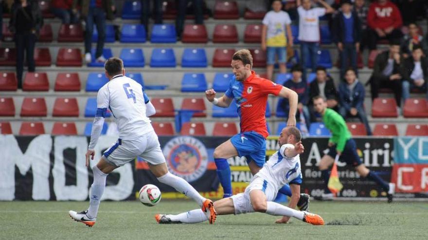 Michu trata de superar a dos jugadores del Alcalá de Guadaíra.