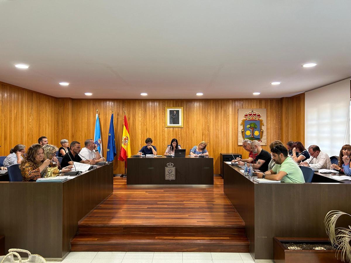 La Corporación de Cambre durante el pleno ordinario del pasado agosto.