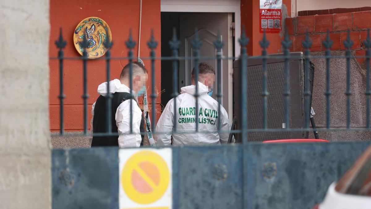 Miembros de la Guardía Civil en el domicilio de la calle Buganvilla de La Algaba donde apareció el cuerpo sin vida de la mujer, de 44 años de edad