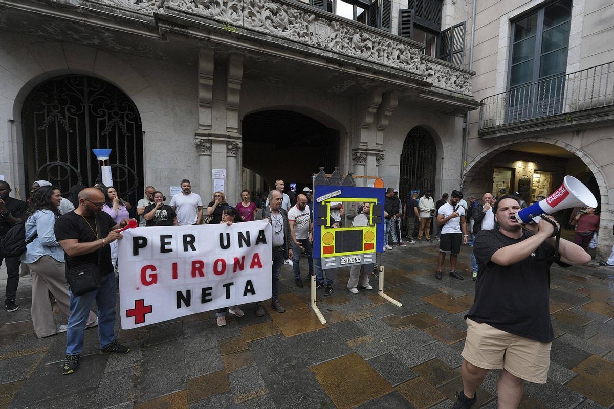 Girona plaça del Vi protesten els treballadors de Girona+Neta