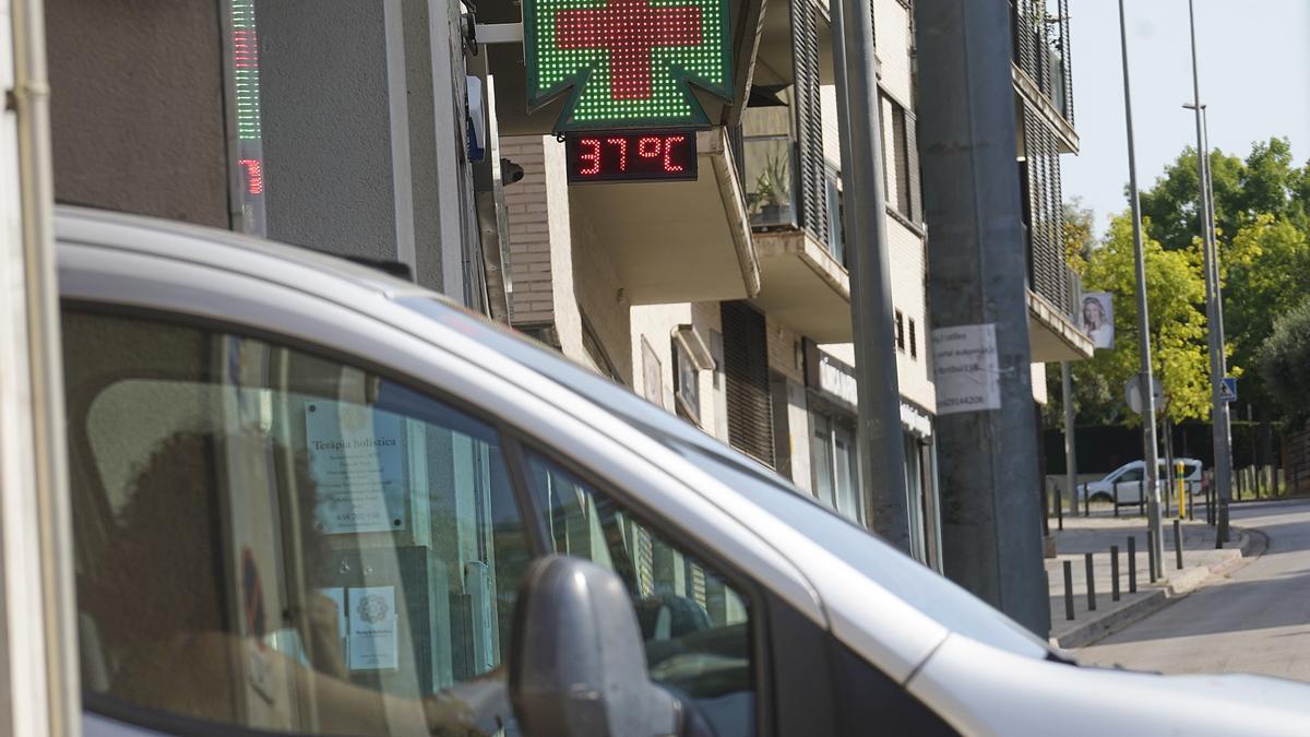 El termòmetre d’una farmàcia gironina, aquest estiu.