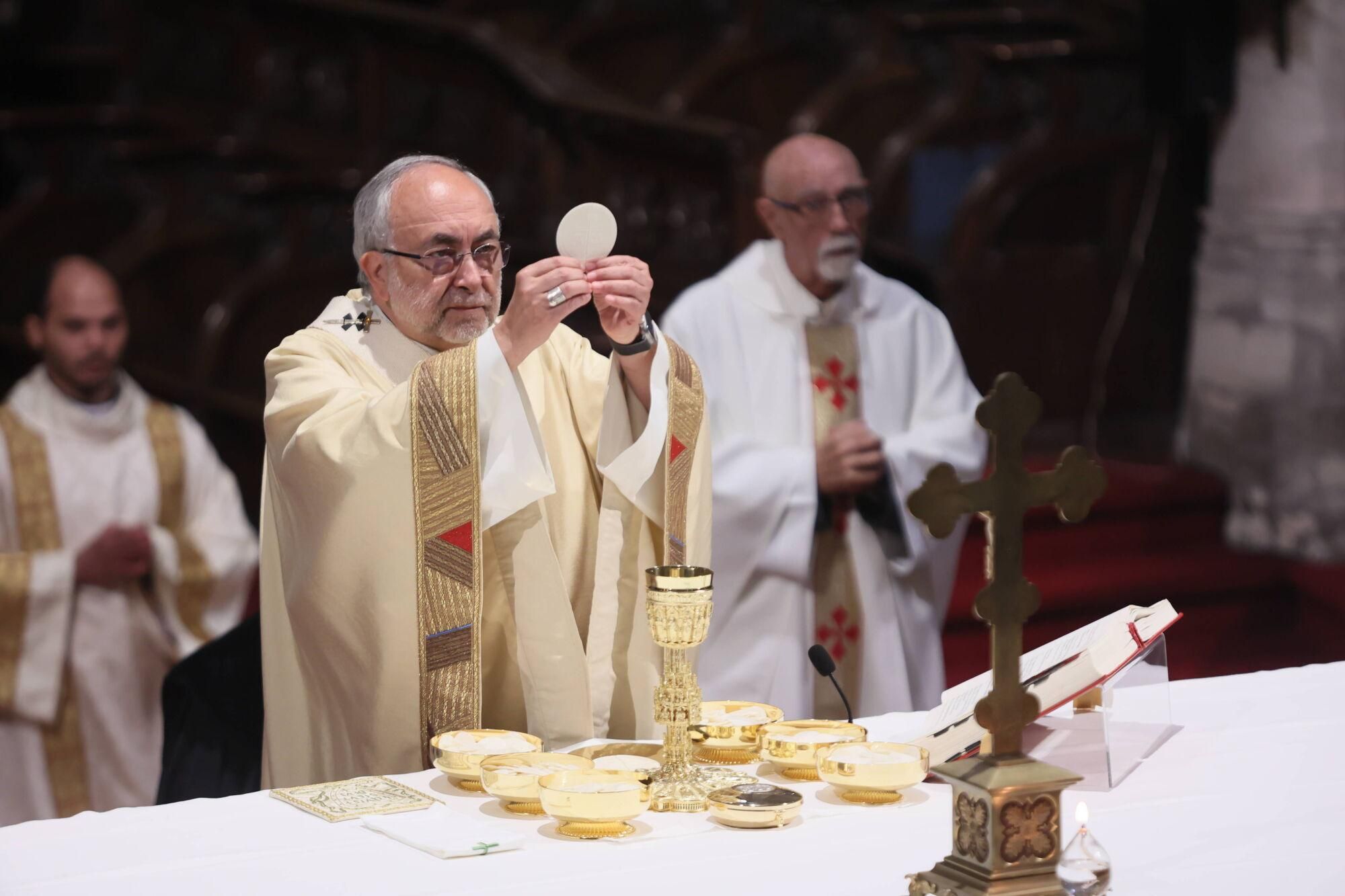 Así fue la misa del Corpus Christi en la catedral de Oviedo.