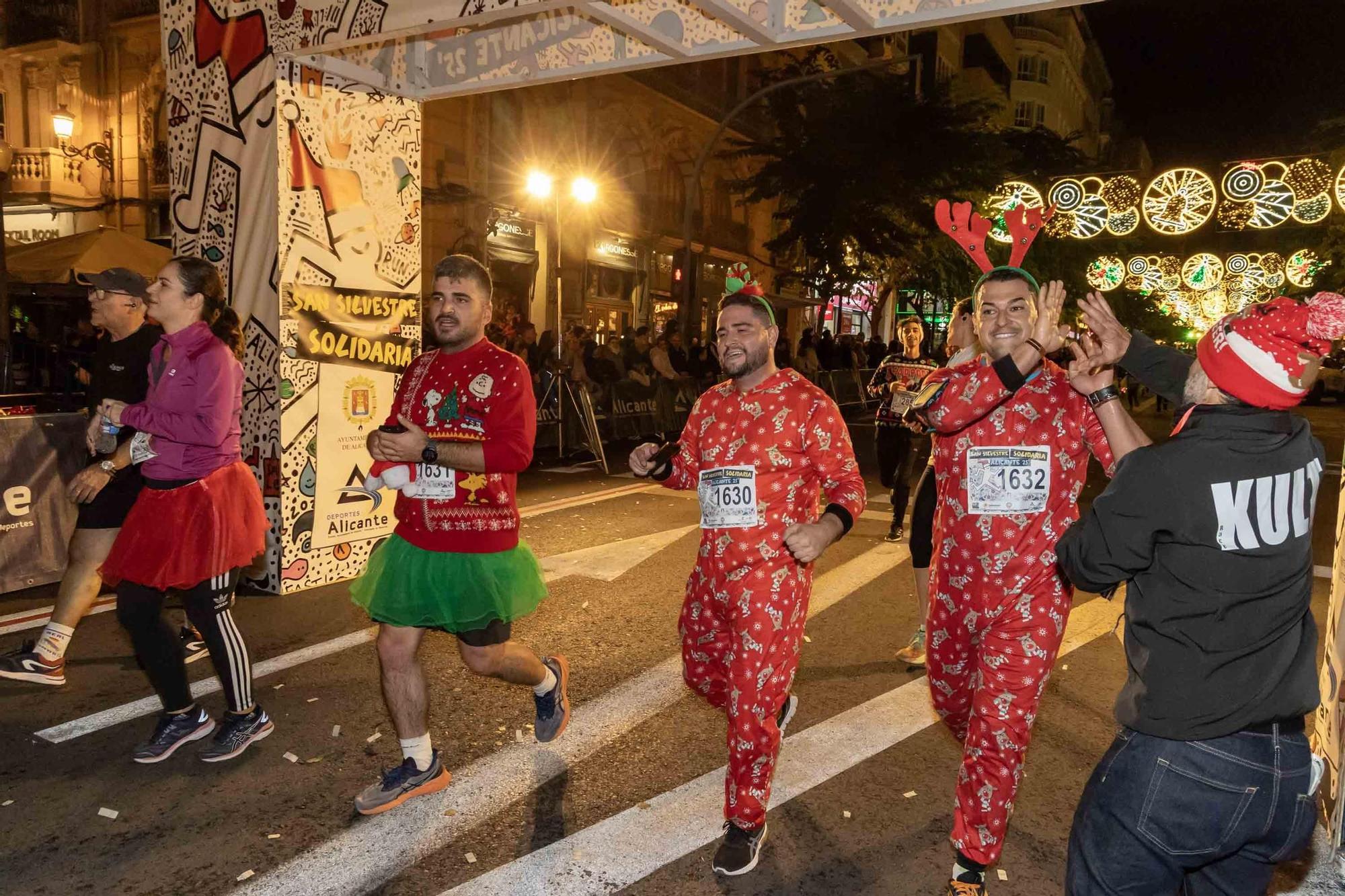 La San Silvestre de Alicante llena de colorido la ciudad